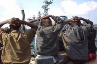 Somálští piráti chycení Francouzi v Adenském zálivu.
