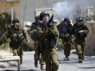 Izraelští vojáci zasahují při bitkách osadníků s Palestinci v Hebronu.