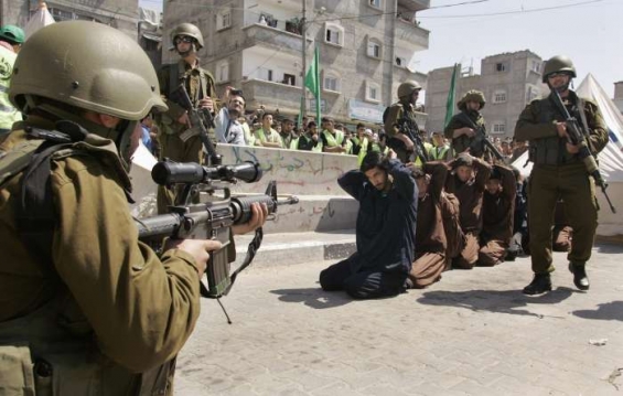 Palestnici sehrávají scénku zatýkání svých bratří v Gaze Izraelci.