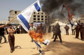 Palestinci pálí izraelskou vlajku v Gaze (duben 09).