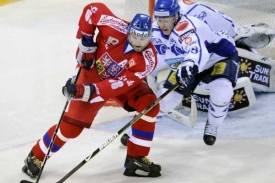 Jaromír Jágr (v červeném). Nejlépe placený hráč KHL.