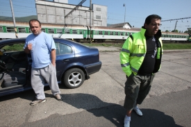 Romové se obávají zápalných láhví, říká aktivista Grundza (vpravo).
