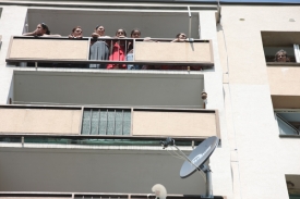 Romové sledují dění v ulicích Krupky z balkónů.