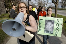 Studentky žurnalistiky v Illinois demonstrují za Saberiovou.