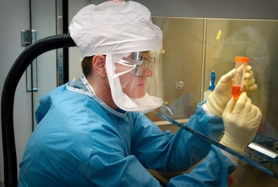Zkoumání nebezpečných virů v americké laboratoři CDC.