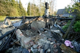 Rodina zůstala po požáru zcela bez prostředků.