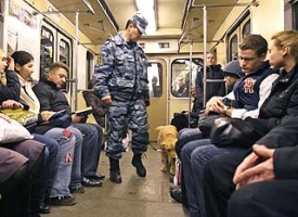 Příslušníci FSB kontrolují bezpečnost metra.
