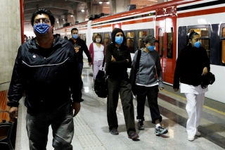 Metro v Mexico City. Ani krok bez roušky mezi dav lidí.
