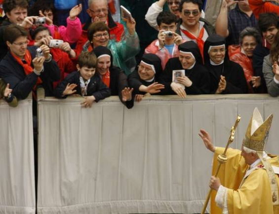 Papež přichází na kanonizační ceremonii.