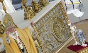 Papež při nedělním svatořečení.