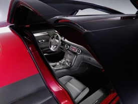 Do interiéru chystaného nejrychlejšího Mercedesu SLS AMG se bude vstupovat nahoru otevíranými křídlovými dveřmi. Tak jako do slavného předchůdce 300 SL z padesátých let, na nějž chce novinka navázat.