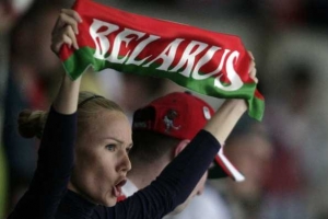 Fanynka hokejistů Běloruska na šampionátu ve Švýcarsku.