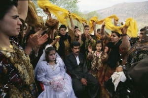 Svatební rej slavnost v Iráku.