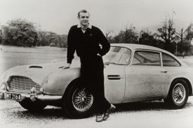 Auto, které značku Aston Martin proslavilo - upravené DB5, ve kterém jezdil filmový James Bond v epizodě Goldfinger.