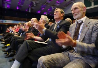 Delegáti na sjezdu konzervativců tleskají Cameronovi.