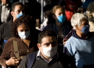 Lidé v rouškách - obrázek z Mexico City těchto dnů.