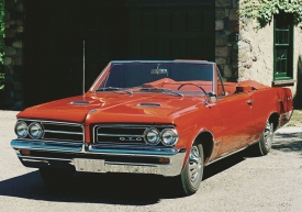Pontiac GTO v roce 1964 odstartoval éru amerických „muscle cars“, dostupných aut s extrémně  silnými motory.