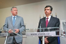 Premiér v demisi Topolánek s překlenovacím premiérem Fischerem.