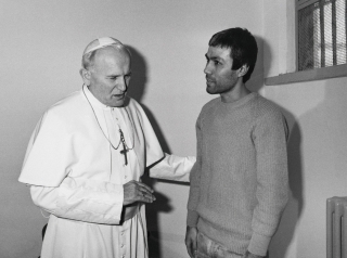 Jan Pavel II. na návštěvě ve vězení u muže, který ho chtěl zavraždit.