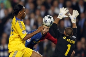 Didier Drogba v největší šanci zápasu Valdése nepřekonal.