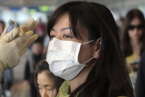 Japonci s rouškami na letišti. Nejnovější nemoc: prasečí chřipka.