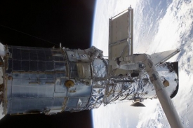 Snímek z jedné z předchozích servisních misí k Hubbleovu teleskopu.