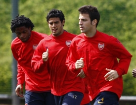 Mexičan Carlos Vela (uprostřed) na tréninku se spoluhráči z Arsenalu.