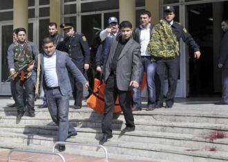 Vynášení jednoho z těl obětí masakru na univerzitě v Baku.