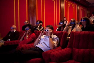 Obama sleduje s brýlemi Super Bowl (3D).