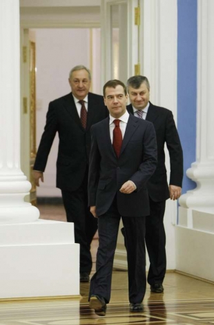 Medveděv s abcházským a jihoosetským prezidentem v Kremlu.
