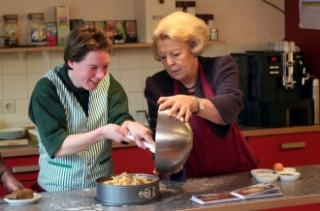 Nizozemská královna peče dort. Beatrix má velké olivové háje na jihu.