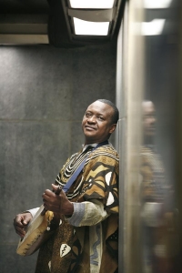 Senegalský muzikant Malick Pathé Sow.