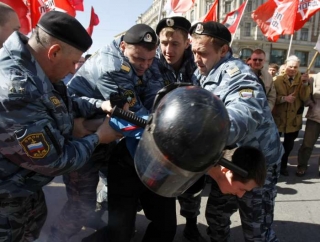 Policie zadržuje narušitele demonstrace v Moskvě.