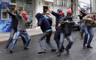 Bitky levicových demonstrantů s tureckou policií.