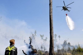 Požár lesa na Brněnsku likviduje deset hasičských jednotek.