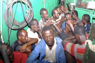 Somálští vojáci chycení portugalskými vojáky.