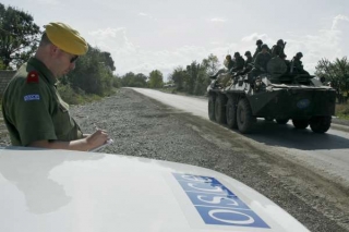 Pozorovatel OBSE v Gruzii pozoruje ruský obrněný vůz.