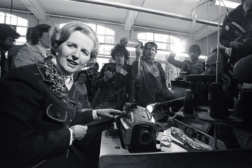Thatcherová šije v oděvní továrně při volební kampani 1979.