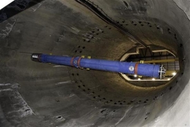 Opravené magnety je třeba dopravit do tunelu 100 metrů pod zemí.