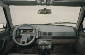 Z futuristického interiéru Citroënu BX byl dobrý výhled, ani prostornost nebyla špatná. Jen sedačky měl příliš měkké.