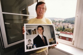 Karel Hart pózuje se snímkem zesnulého syna Viktora.