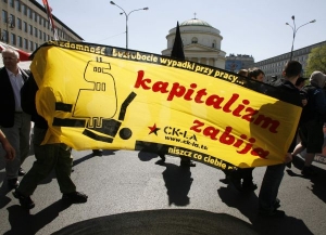 Demonstrace na svátek práce v Polsku: Kapitalismus zabíjí.