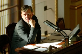 Miloslav Vlček v očekávání obstrukcí dal poslancům raději volno.