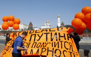 Aktivisté opozičního Jiného Ruska demonstrují před Kremlem.