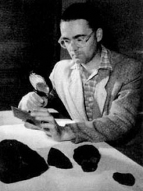 Zdeněk Ceplecha v roce 1959 při výzkumu příbramských meteoritů.
