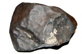 Jeden z úlomků příbramského meteoritu.