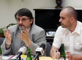 Dlabaji se zastal &scaron;&eacute;f Svazu pacientů Lubo&scaron; Olej&aacute;r (vlevo).