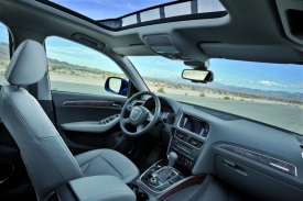 Typické Audi. Interiér používající některé díly z modelu A4 vypadá hodnotně a je perfektně zpracovaný.