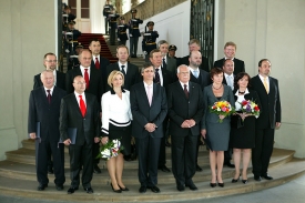 Společné foto: Fischerova vláda a Václav Klaus na Hradě.