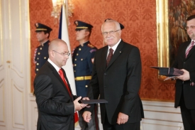 Martin Barták - z náměstka povýšil na ministra obrany.